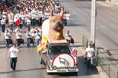 Desfilan y dan bienvenida