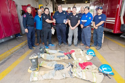 Donan equipo a Bomberos