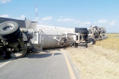 Fueron 14 horas de labores tras volcadura de pipa