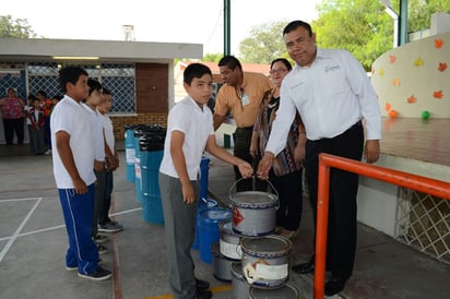 Apoya Amador Moreno a la Escuela Victoriano Cepeda