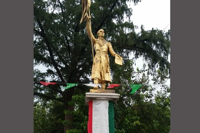 Sigue bandera tipo italiano en estatua de Miguel Hidalgo