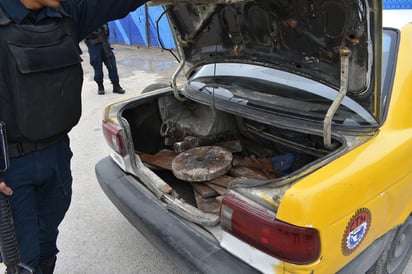 Es taxista y chatarrero