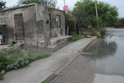 Drenaje tapado provoca fuga de aguas negras