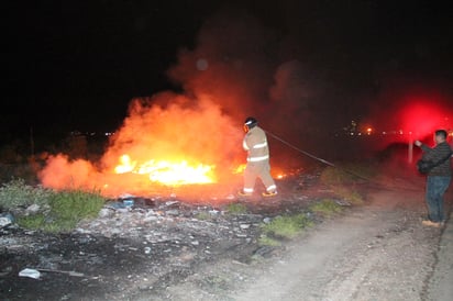 Incendio de llantas mueve a bomberos