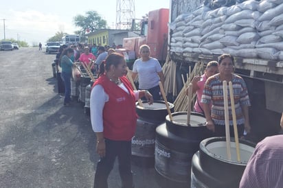 Reciben mujeres paquetes hortícolas