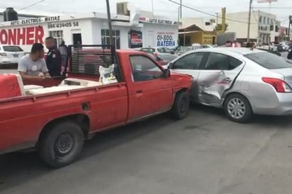 Mujer provoca encontronazo