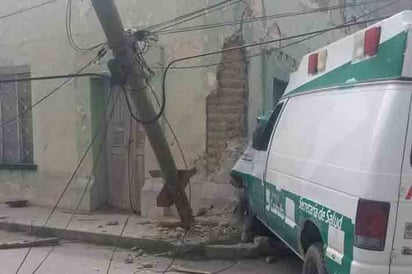 Choca ambulancia contra camioneta