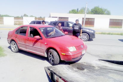 Jetta se impactó contra una traila.