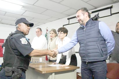 Reciben policías los 12 mil pesos