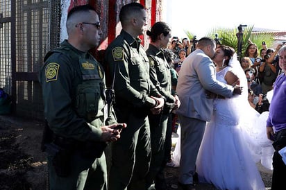 Desafían 'al muro' y se declaran su amor