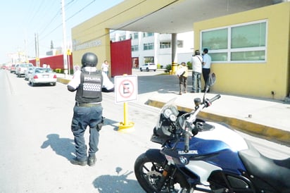 Obligan a colegio abrir estacionamiento