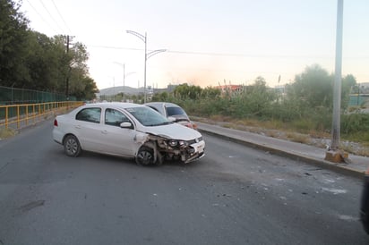 Duerme al volante y choca en farola