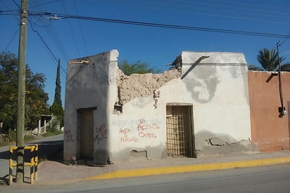 Vieja casona en riesgo de derrumbe