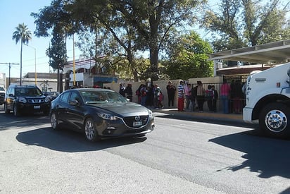 Provoca caos entrada y salida de alumnos a escuela