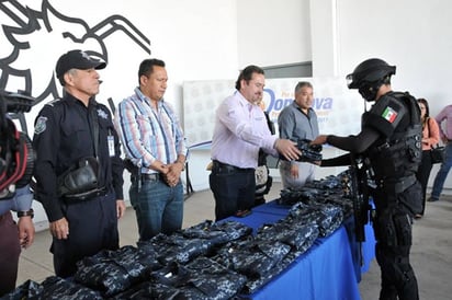 Suspenden cursos a policías y los regresan