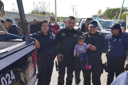 Policías ofrecen juguetes bolsita y piñatas a niños