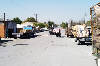 Invade recicladora vía pública con materiales