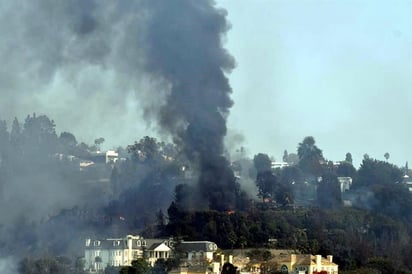 Alcanza incendio barrios de LA