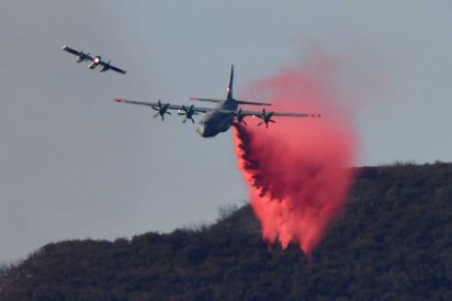 Luchan por contener incendios en California