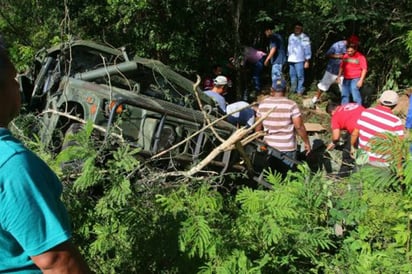 Mueren tres militares en volcadura