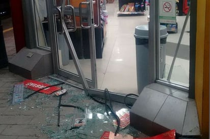 Destrozan puerta para asaltar OXXO