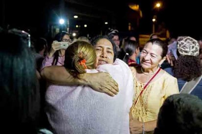 Liberan a decenas de presos opositores