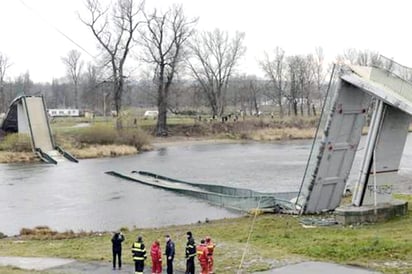 Cuatro heridos por derrumbe de puente