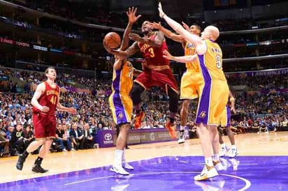 Lakers caen ante los Cavaliers