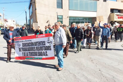 Pensionados marchan vs alza de combustibles