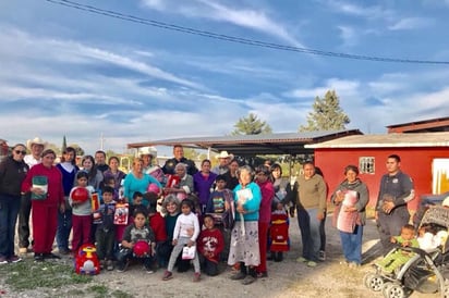 Policías y Gladys llevan regalos a niños de ejidos