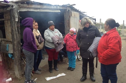 Entrega Gladys cobertores a familias vulnerables