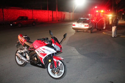 Taxista tumba a motociclista