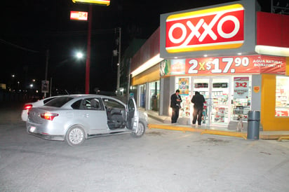 Empistolados asaltan OXXO