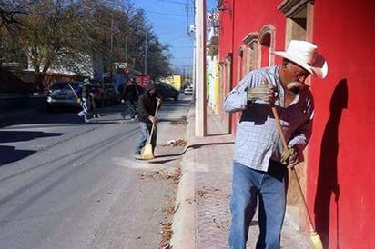 Continúan trabajos de limpieza en calles