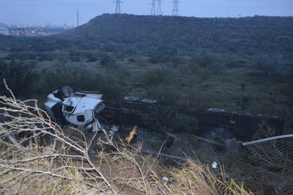 Salta chofer de tráiler sin frenos