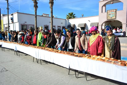 Comparte Enrique Soto rosca de reyes con familias