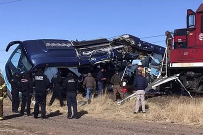 Choque entre ferrocarril y autobús deja 8 heridos