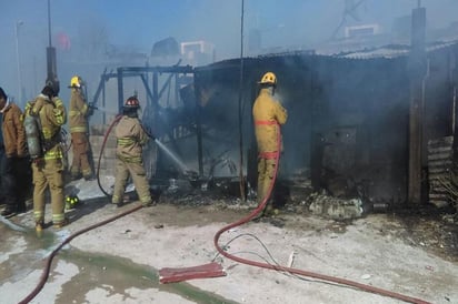 Voraz incendio consume dos casas y pickup