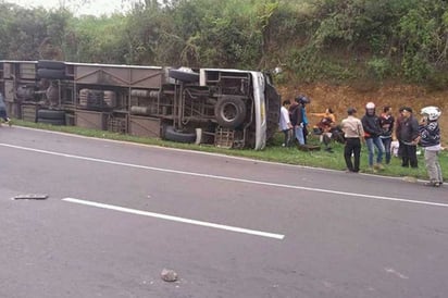 Accidente de autobús deja al menos 27 muertos