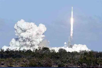 Lanza SpaceX nuevo cohete de gran tamaño