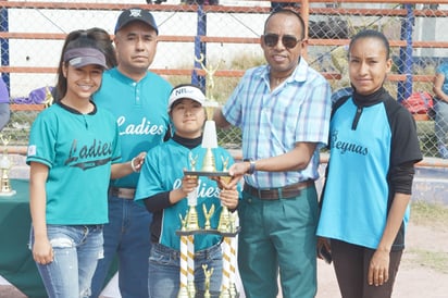 Inauguran softbol Pericos