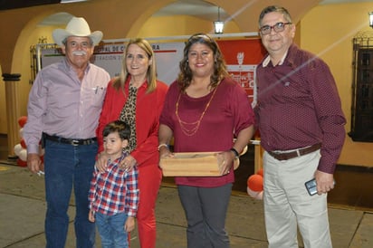 Disfrutan familias de Frontera excelente noche romántica