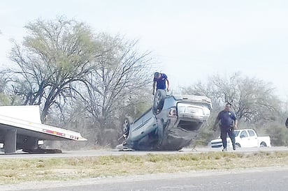 Vuelca maestro en Carretera 30