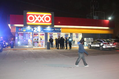 Asaltan OXXO a punta de pistola