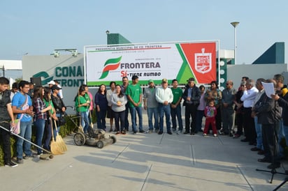 Limpian alrededores del CONALEP y carretera 30