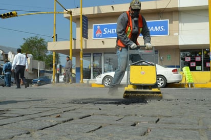 Inician bacheo alrededor de la Plaza Principal