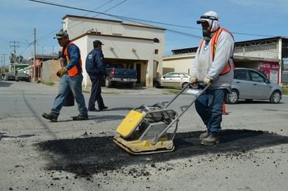 Cubren más de 200 baches