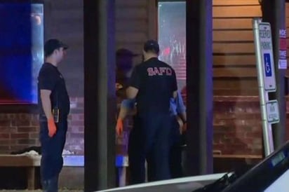 Balean a 5 personas afuera de un restaurante