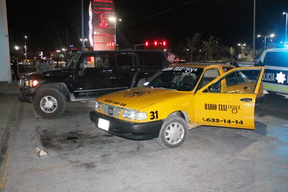 Choca Hummer contra taxista