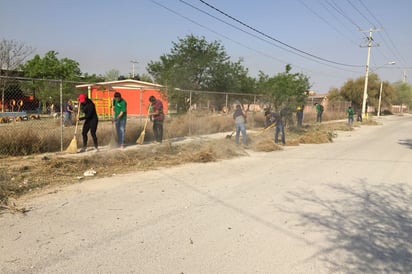 Limpian jardín de niños jóvenes del CONALEP